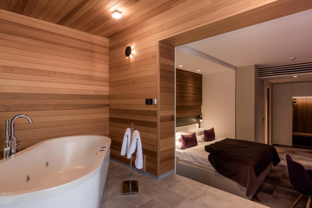 Deluxe Double Room with Balcony,847152701:JPEG
